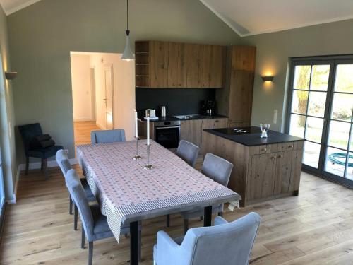 a kitchen with a table and chairs in a room at Gartenvilla@Baltic-Chalets in Warnkenhagen