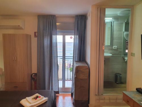 聖卡塔爾多的住宿－Via CASALE，客厅设有滑动玻璃门,通往阳台