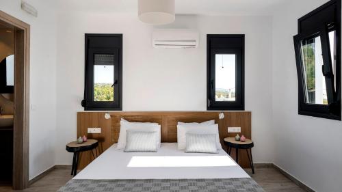 Postel nebo postele na pokoji v ubytování Kiotari Akti Beachfront Villas
