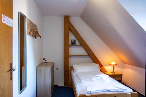 Ein Bett oder Betten in einem Zimmer der Unterkunft Hotel Klosterturm