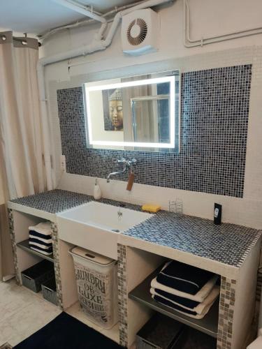 une salle de bain avec un lavabo et un miroir dans l'établissement Villa Kahina, aux Issambres