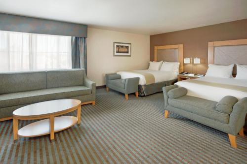 Posezení v ubytování Holiday Inn Express Monterey - Cannery Row by IHG