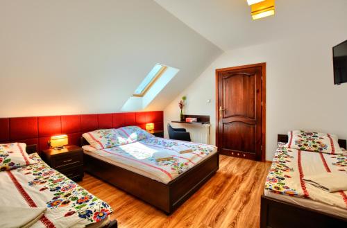 a bedroom with two beds and a window at Agroturystyka Olszynka in Skopanie