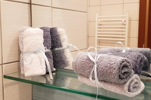 Una pila de toallas en un estante de vidrio en un baño. en Borovets Holiday Homes, en Borovets