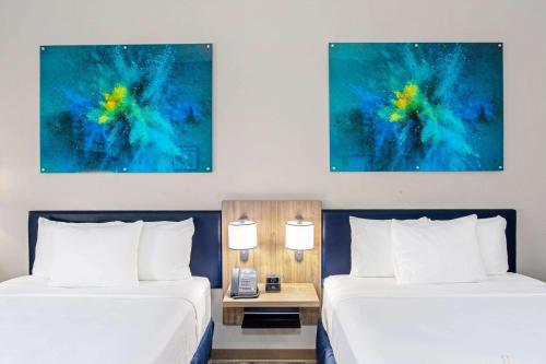 Postel nebo postele na pokoji v ubytování La Quinta Inn & Suites by Wyndham Miramar Beach-Destin
