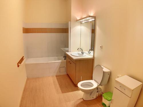 uma casa de banho com um WC e um lavatório em Appartement 107 Résidence du Grand Hotel Aulus-les-Bains em Aulus-les-Bains