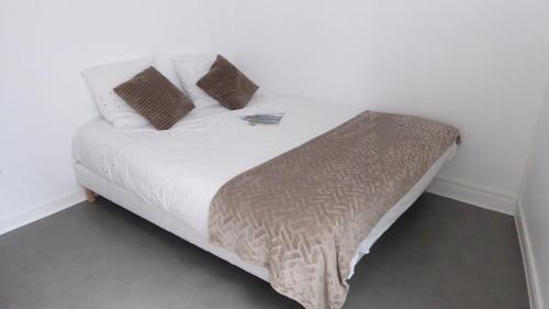 - un petit lit avec 2 oreillers dans l'établissement Cauterets centre village 19 couchages, à Cauterets