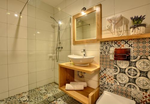 Agroturystyka Olszynka في Skopanie: حمام مع حوض ومرحاض ومرآة