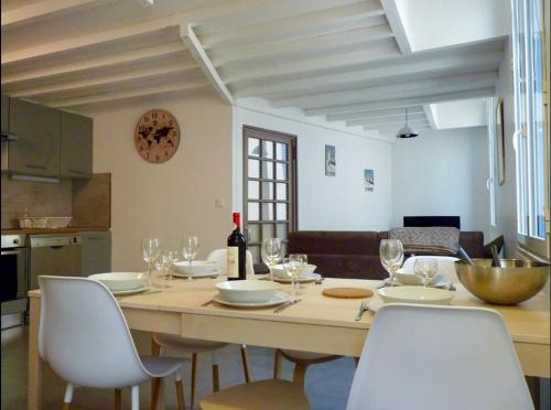 - une table à manger avec une bouteille de vin dans l'établissement Cauterets centre village 19 couchages, à Cauterets