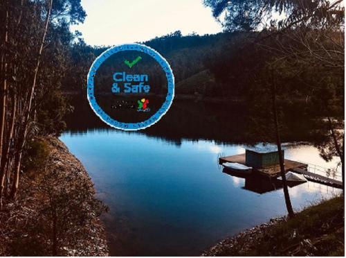 Uma foto de um lago com um disco voador. em Casa RioTempo + Jangada em Tomar