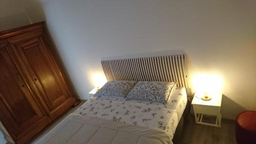 1 dormitorio con 1 cama con 2 luces encendidas en Entre Histoire et Terroir - 2 Gîtes de Charme en Kintzheim