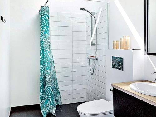 La salle de bains est pourvue d'une douche, de toilettes et d'un lavabo. dans l'établissement Holiday home Sjællands Odde XII, à Yderby