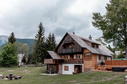 uma grande casa de madeira no topo de uma colina em Holiday House Franc em Srednja Vas v Bohinju