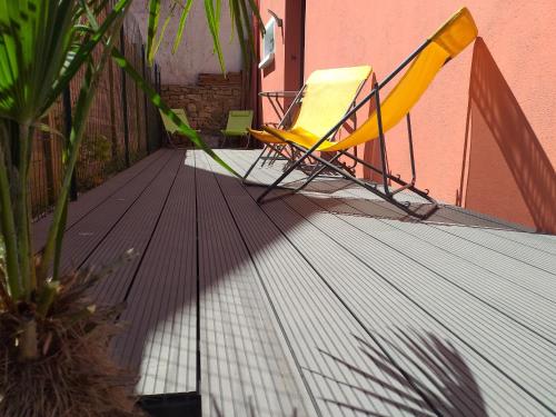 une paire de chaises assises sur une terrasse dans l'établissement Centre ville à pied Appt avec SAUNA, Linge, Wifi, Stationnement Gratuit, à Vannes