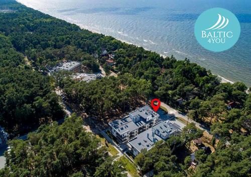 una vista aérea de una gran casa junto al océano en Baltic 4YOU, en Pobierowo