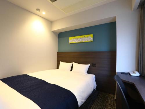 a hotel room with a bed and a desk at Hotel Wing International Ikebukuro in Tokyo