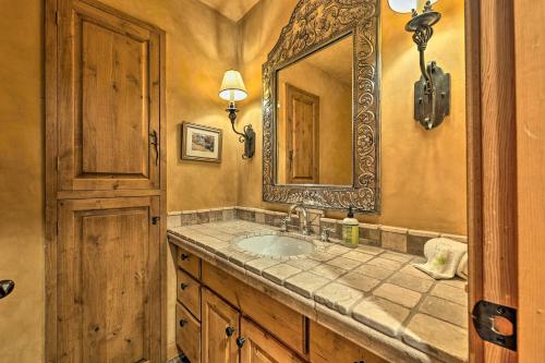 une salle de bain avec un lavabo et un miroir dans l'établissement Luxe Sun Valley Retreat with Hot Tub, 3 Mi to Resort, à Sun Valley