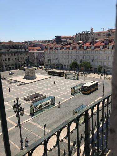 Pemandangan umum bagi Lisbon atau pemandangan bandar yang diambil dari rumah tamu ini