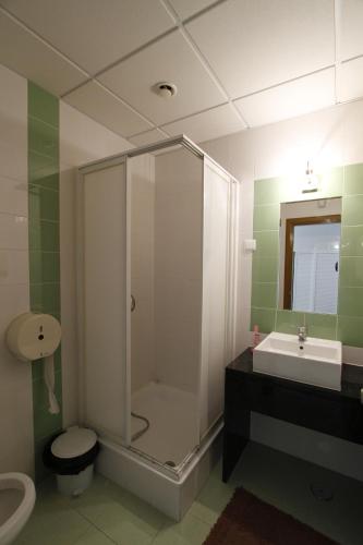 Bilik mandi di Pensao Praca Da Figueira