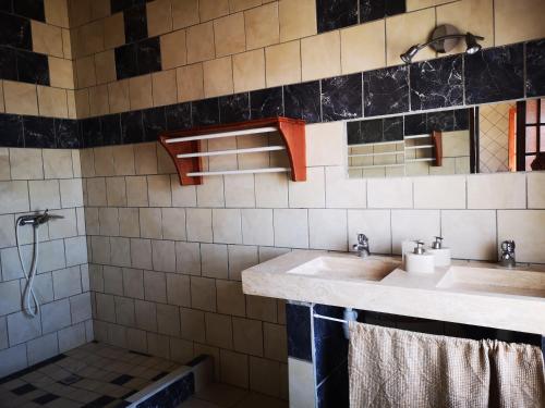 a bathroom with two sinks and a shower at Villa Pistaches in Grand-Bourg