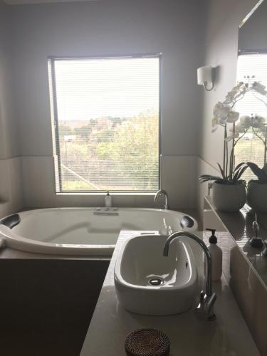 łazienka z wanną i oknem w obiekcie StoneTryst Spa Villas w mieście Beechworth