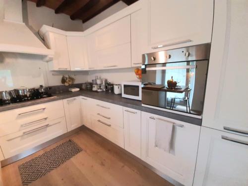 Η κουζίνα ή μικρή κουζίνα στο Villa Galearpe with private pool in Tuscany