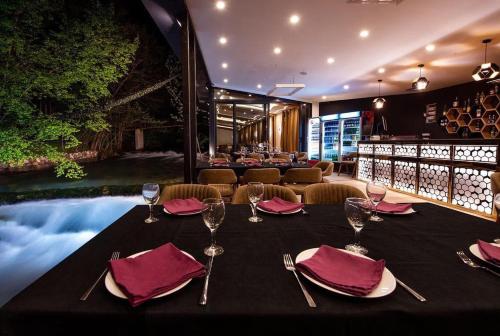 En restaurang eller annat matställe på Resort Ujevara e Drinit