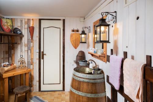 La salle de bains est pourvue d'un lavabo en fût en bois et d'une porte. dans l'établissement cote de la cite medievale, à Carcassonne