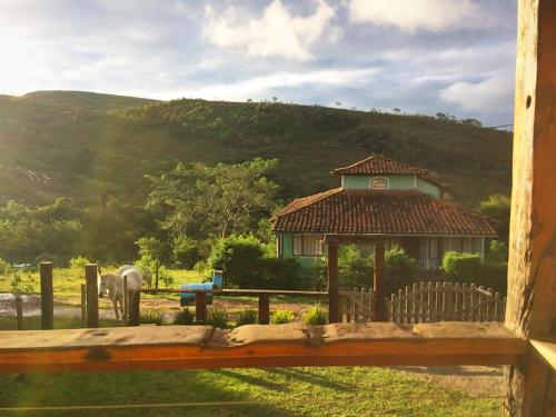 un kiosque en face d'une maison avec une colline dans l'établissement Lavras Real, à Lavras Novas