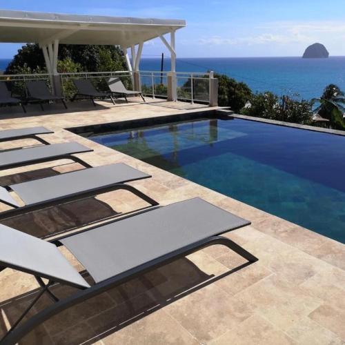 Piscina a Coco View o a prop