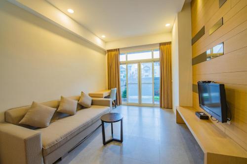 花蓮市的住宿－雙魚六號，带沙发和电视的客厅