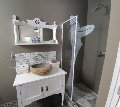 een witte badkamer met een wastafel en een douche bij Waterhouse Guest Lodge in Waterkloof in Pretoria