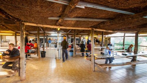 un gruppo di persone sedute ai tavoli di un ristorante di Kings Creek Station a Kings Canyon