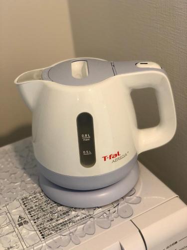 a tea kettle sitting on top of a table at COCOSTAY Matoba ココステイ広島駅前 in Hiroshima
