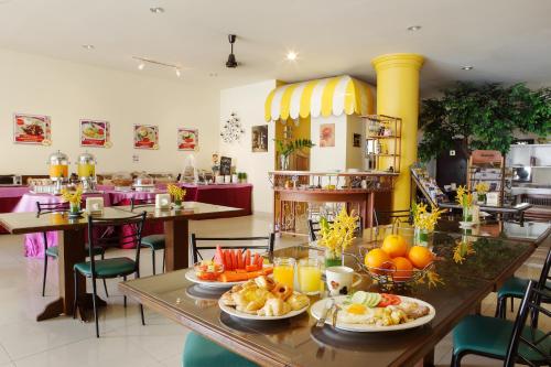 uma mesa com pratos de comida num restaurante em People Place Boutique In Town Hotel - SHA Extra Plus em Chiang Mai