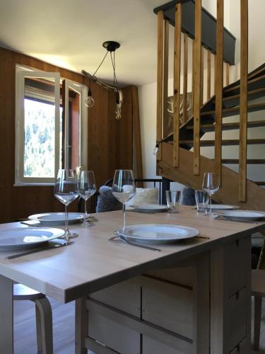 une table avec des verres à vin dessus dans l'établissement Le petit Beillard, à Gérardmer