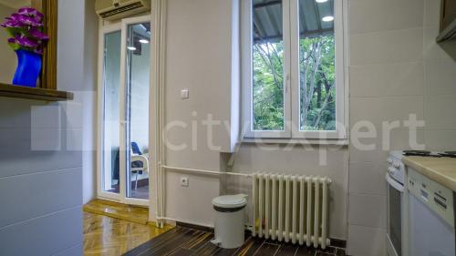 Foto da galeria de Downtown apartment in walk zone with 3 bedrooms and garage em Novi Sad