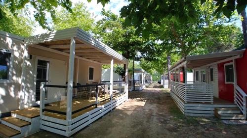 a couple of cottages sitting next to each other at Victoria Mobilehome in Union Camping Cavallino in Cavallino-Treporti