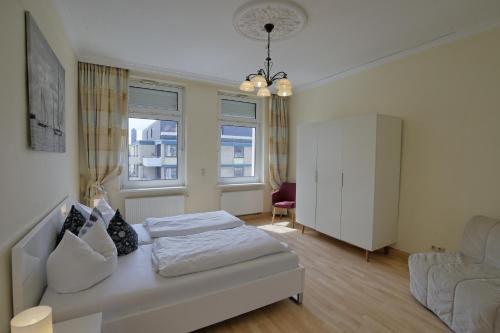 una camera con letto, divano e finestre di Strandhaus Brunhild a Timmendorfer Strand