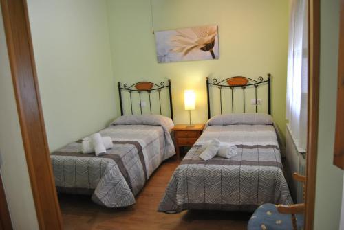 Castellserá的住宿－Cal Tonet，一间设有两张床铺和毛巾的房间
