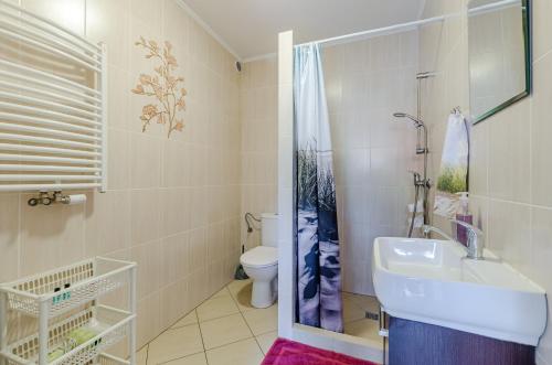 ステグナにあるAmbeliaのバスルーム(洗面台、トイレ、シャワー付)