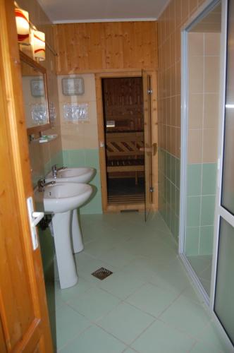 Koupelna v ubytování Hotel Bucegi Portile Regatului
