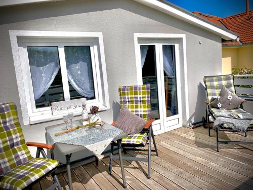 d'une terrasse avec une table et des chaises. dans l'établissement Ferienwohnungen im Strandhus, à Kühlungsborn