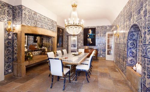 a dining room with blue and white walls and a table and chairs at Casa dell'Arte Club House in Lisbon