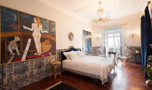 a bedroom with a bed and a painting on the wall at Casa dell'Arte Club House in Lisbon