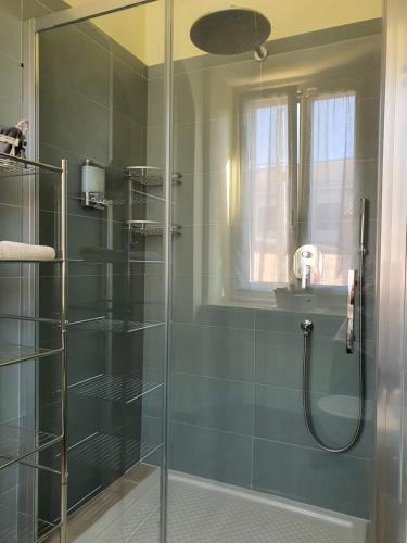 baño con ducha y puerta de cristal en Casa soggiorno il Quetzales, en Valenza