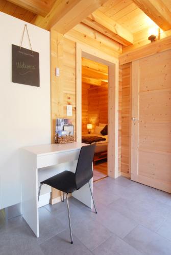 a desk and a chair in a room with a bedroom at Le cocon du Catogne proche Martigny Verbier - Netflix - in Les Valettes