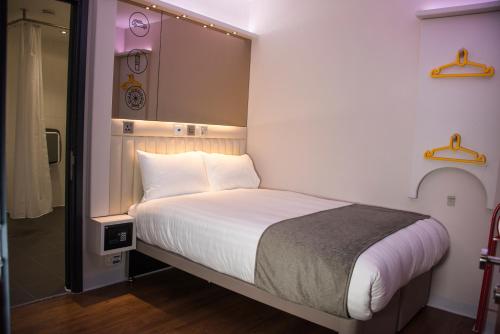 Cama ou camas em um quarto em Point A Hotel London Westminster