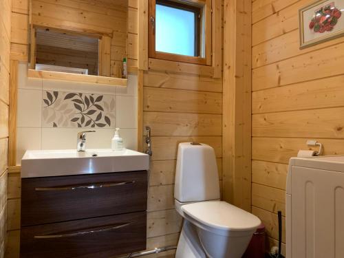 Kylpyhuone majoituspaikassa Lappalaisen lomamökit Mäntypirtti