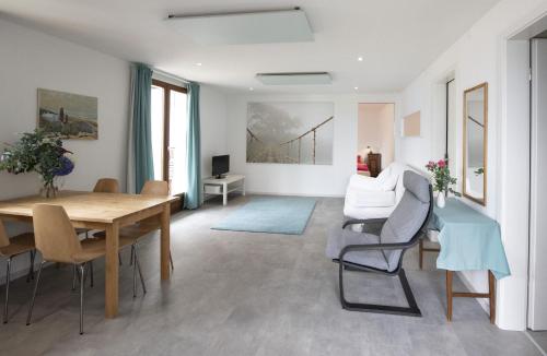 un soggiorno con tavolo e sedie in legno di Casa Eva a Ronco sopra Ascona